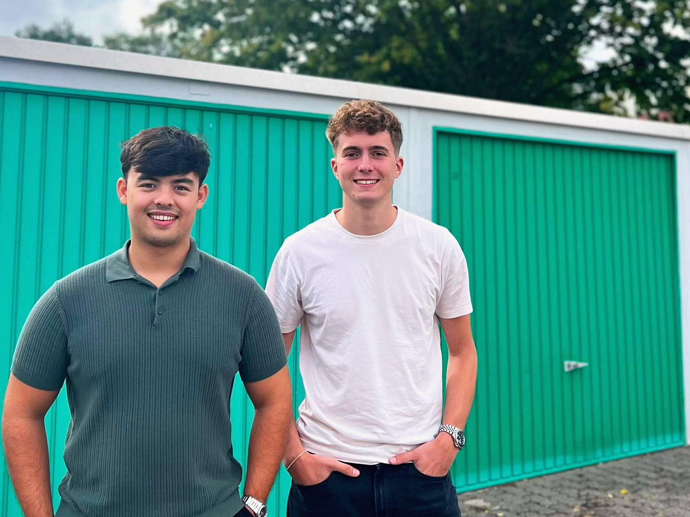 Justin Grünberg und Marcel Schmitt vor einer Garagenreihe