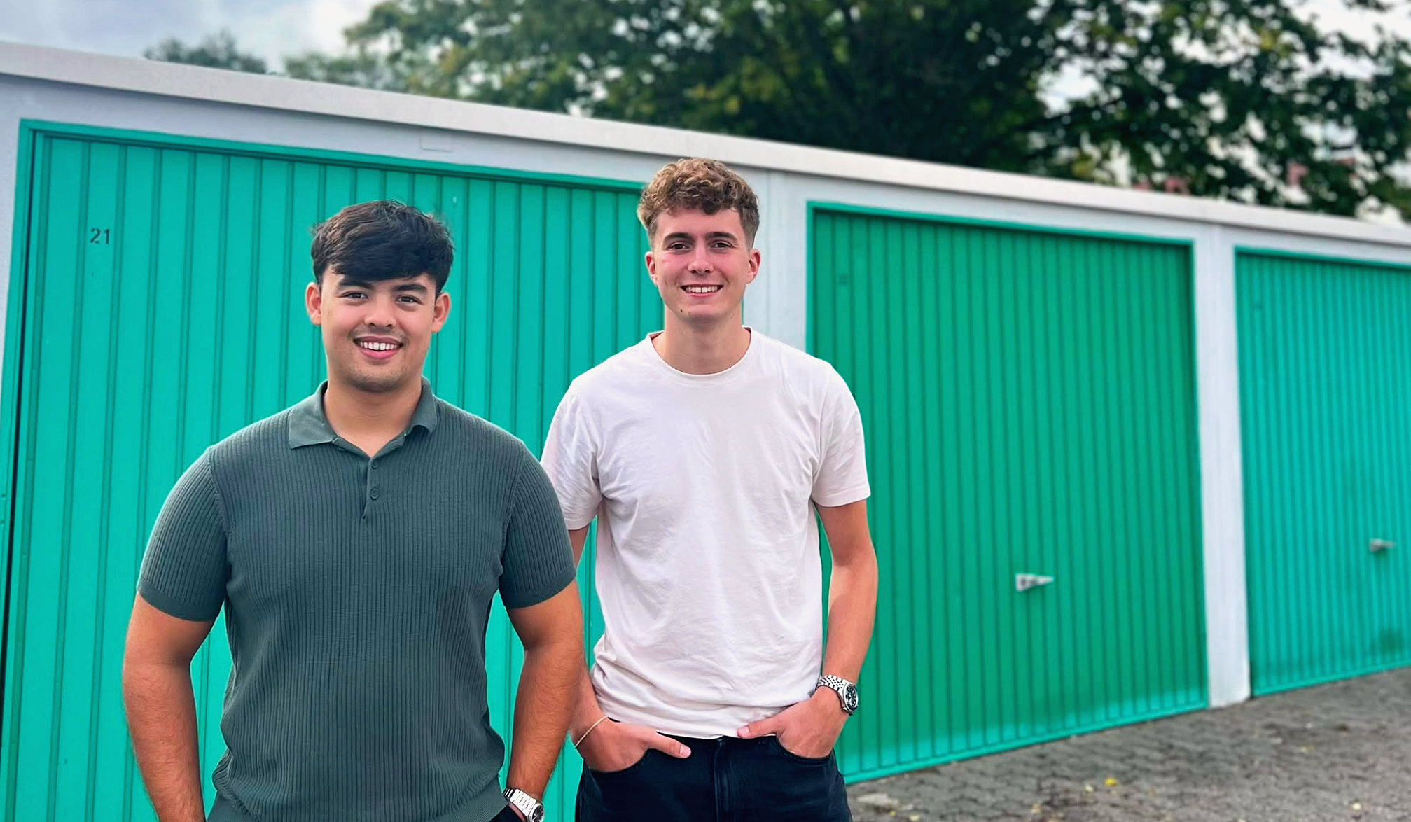 Justin Grünberg und Marcel Schmitt vor Garagen